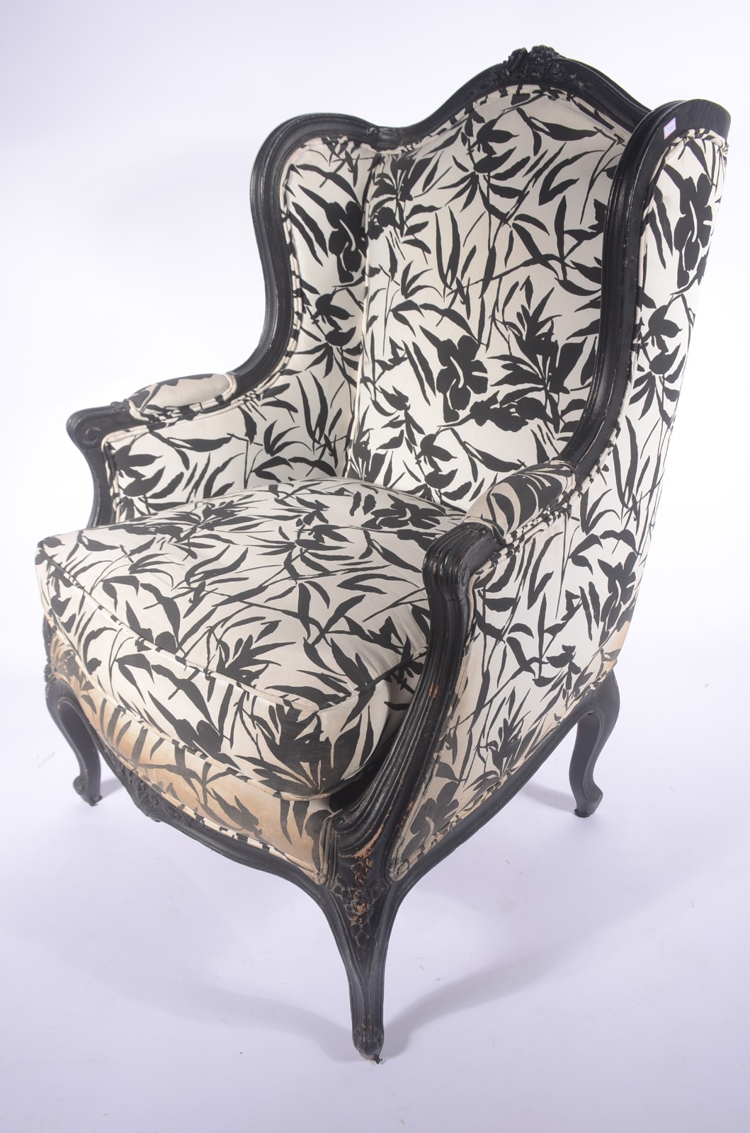 Bergere de madeira pintada de preto, estofamento floral em preto e... - foto 1 de 11