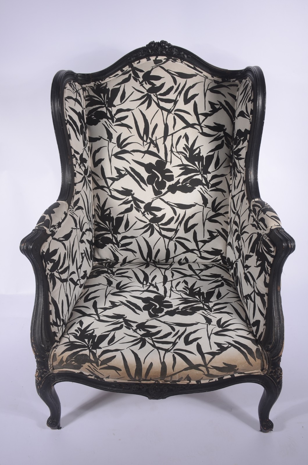 Bergere de madeira pintada de preto, estofamento floral em preto e... - foto 2 de 11