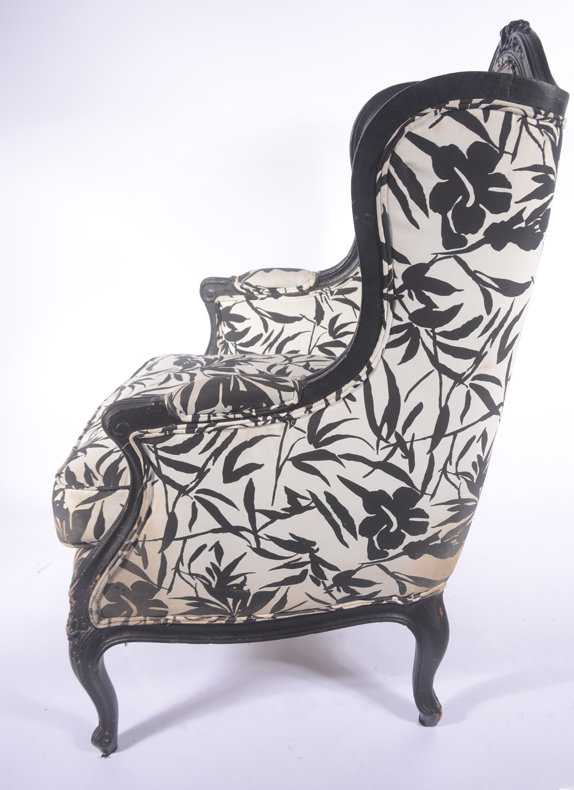 Bergere de madeira pintada de preto, estofamento floral em preto e... - foto 3 de 11