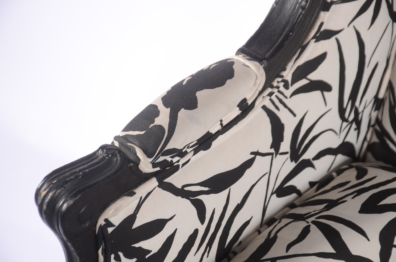 Bergere de madeira pintada de preto, estofamento floral em preto e... - foto 4 de 11