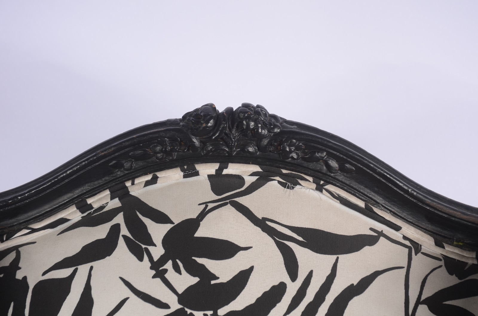 Bergere de madeira pintada de preto, estofamento floral em preto e... - foto 6 de 11