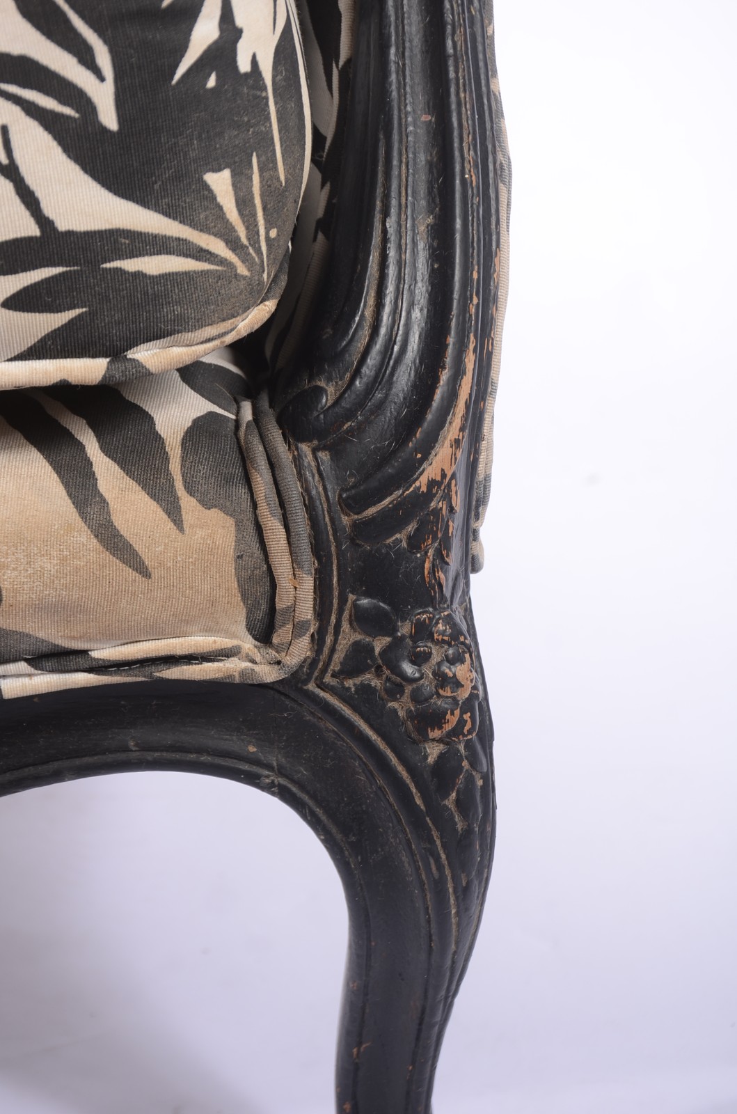 Bergere de madeira pintada de preto, estofamento floral em preto e... - foto 7 de 11