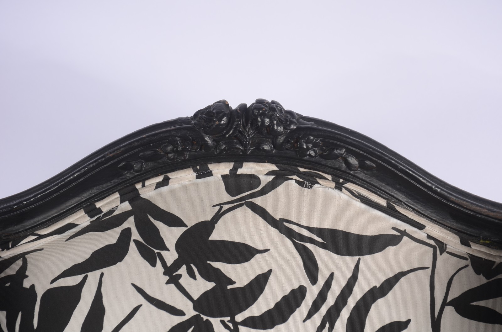 Bergere de madeira pintada de preto, estofamento floral em preto e... - foto 8 de 11