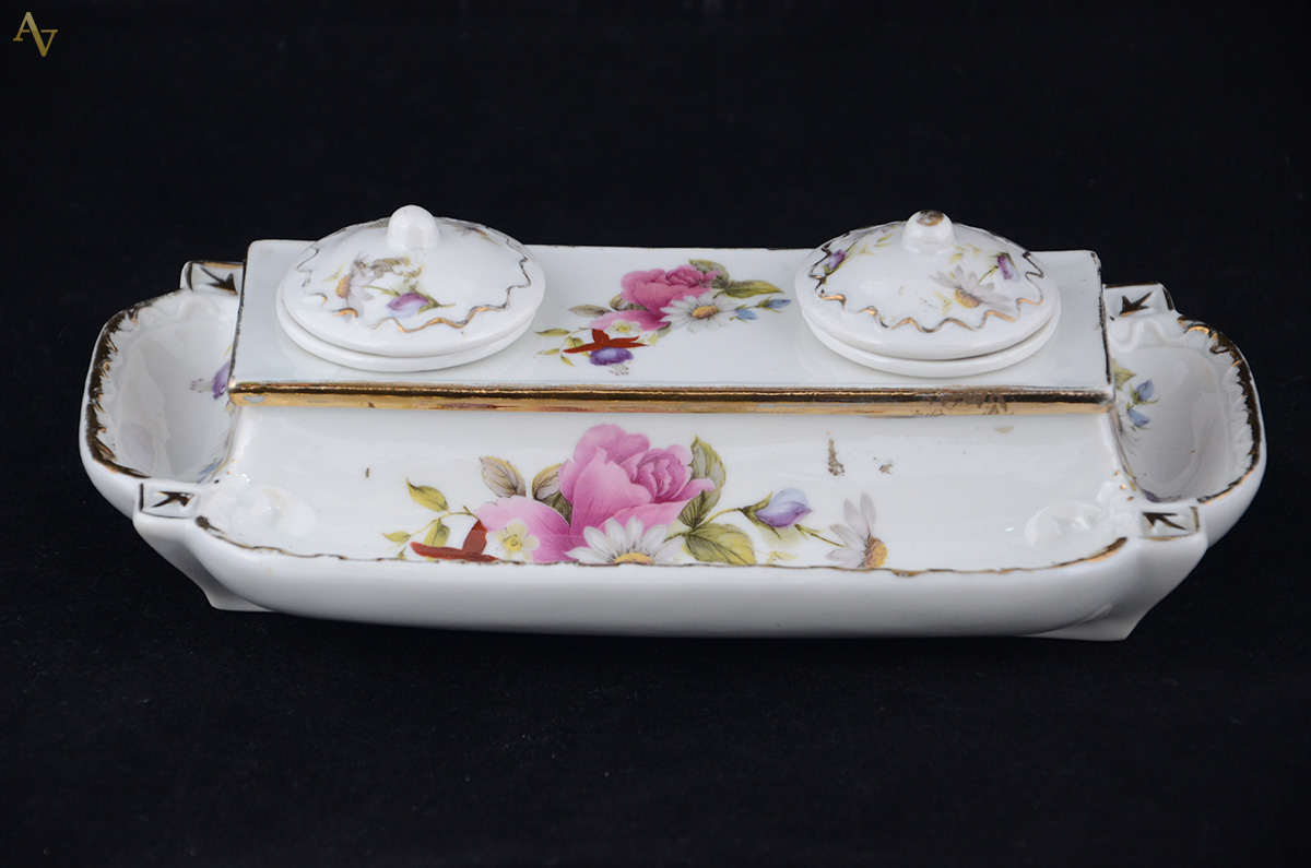 Tinteiro de porcelana decorado com flores em policromia. Medidas 23 x... - foto 1 de 2