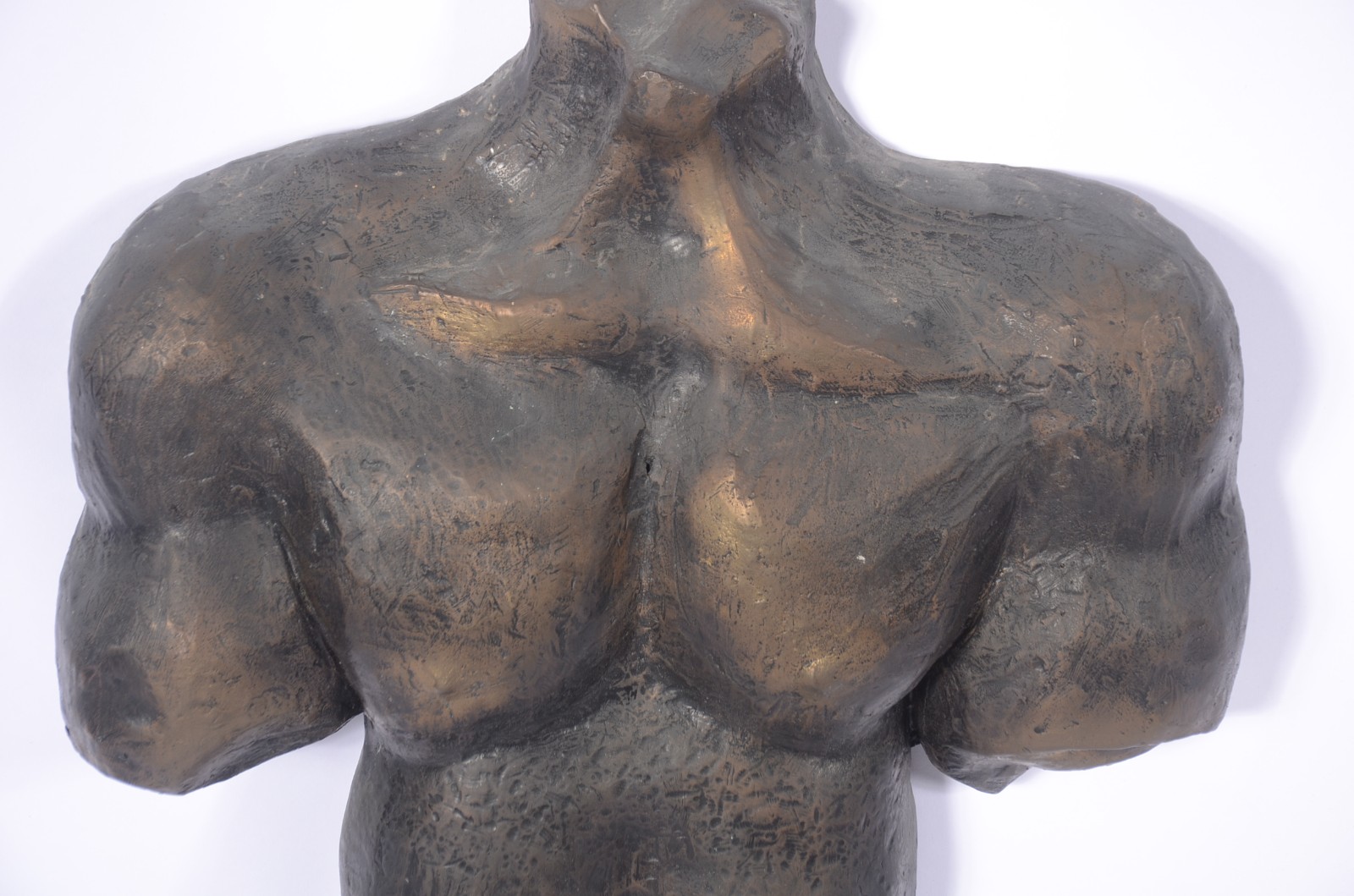Escultura de bronze representando dorso masculino. - foto 2 de 7