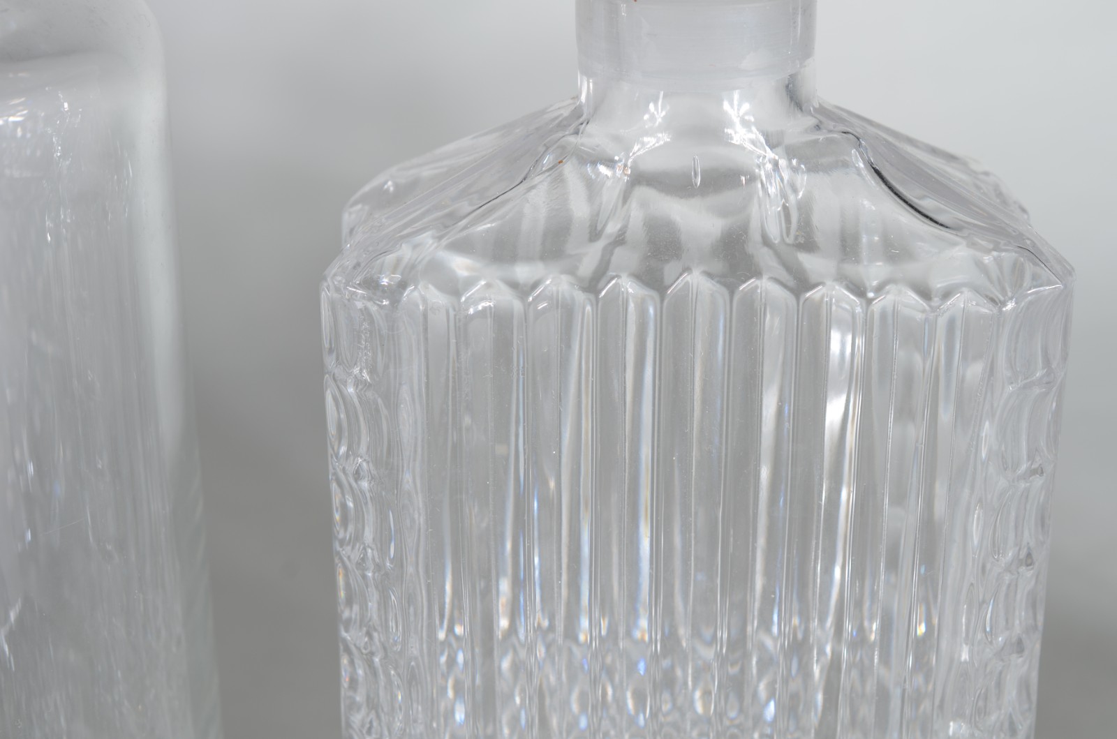 Cinco garrafas de cristal lapidado de diversas procedências. - foto 4 de 9