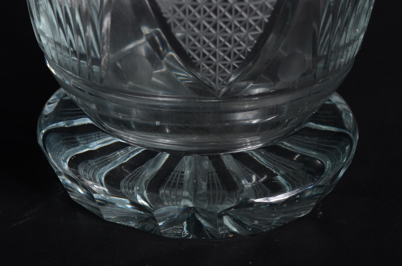 Dois vasos de cristal tcheco lapidado. - foto 2 de 7