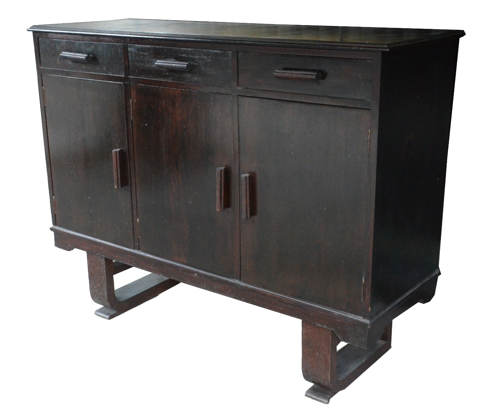 Buffet de madeira nobre, 3 portas e 3 gavetas. Com infestação de... - foto 1 de 2