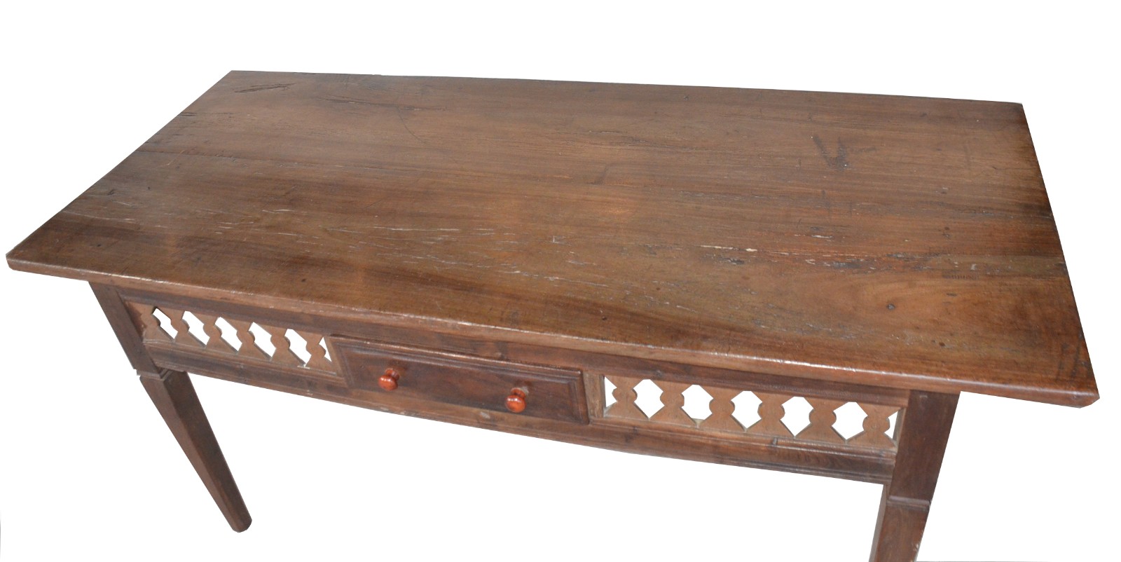 Grande mesa de madeira rústica, tampo retangular, saia com vazados e... - foto 3 de 8