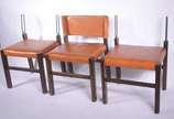 Três cadeiras de madeira nobre com forração de ... - Três cadeiras de madeira nobre com forração de couro (duas delas faltando os encostos). Década de 60.