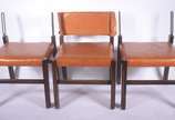 Três cadeiras de madeira nobre com forração de ... - Três cadeiras de madeira nobre com forração de couro (duas delas faltando os encostos). Década de 60.