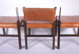 Três cadeiras de madeira nobre com forração de ... - Três cadeiras de madeira nobre com forração de couro (duas delas faltando os encostos). Década de 60.