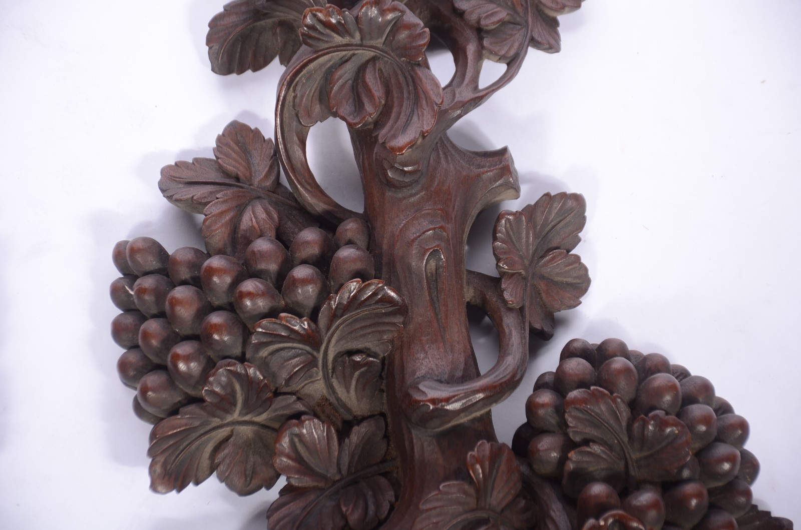 Par de talhas de madeira com cachos de uvas, folhas de parreira e... - foto 7 de 11