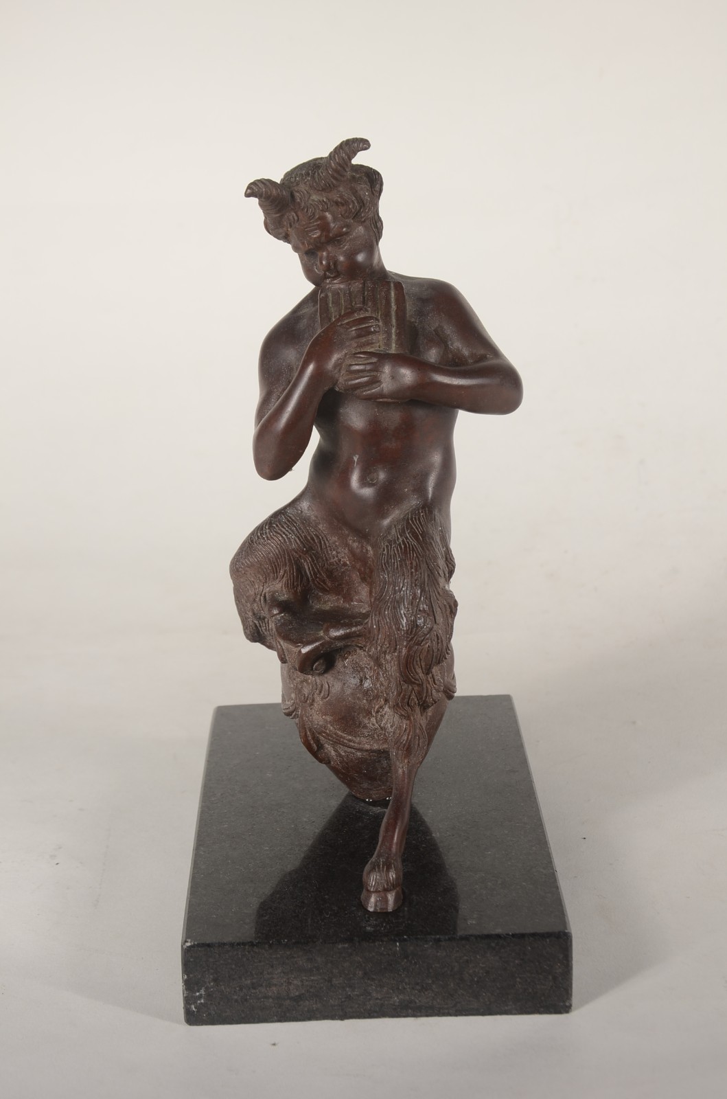 Escultura de bronze representando "fauno com flauta". Base de mármore. - foto 1 de 5