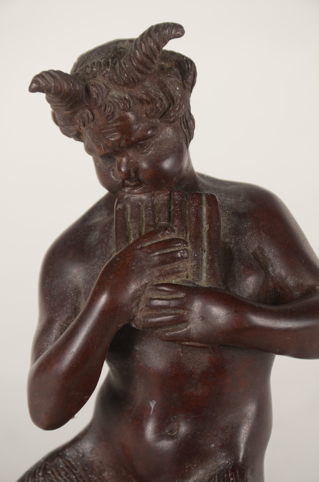 Escultura de bronze representando "fauno com flauta". Base de mármore. - foto 2 de 5