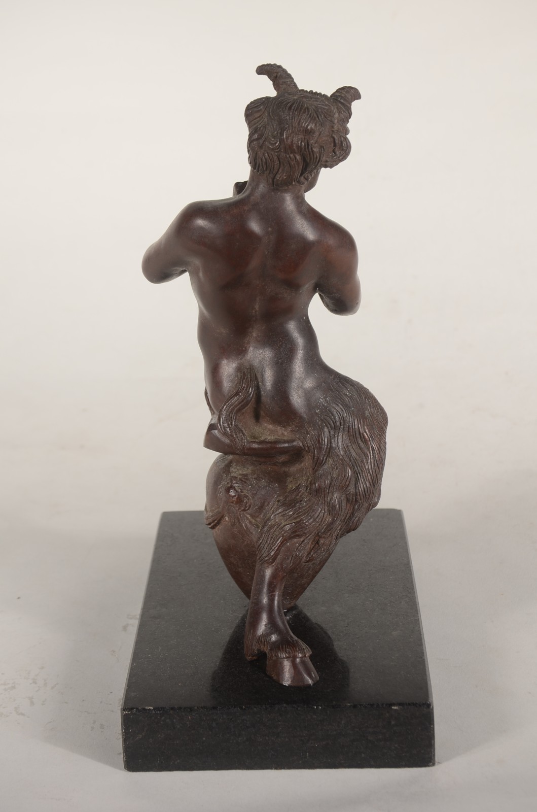 Escultura de bronze representando "fauno com flauta". Base de mármore. - foto 3 de 5