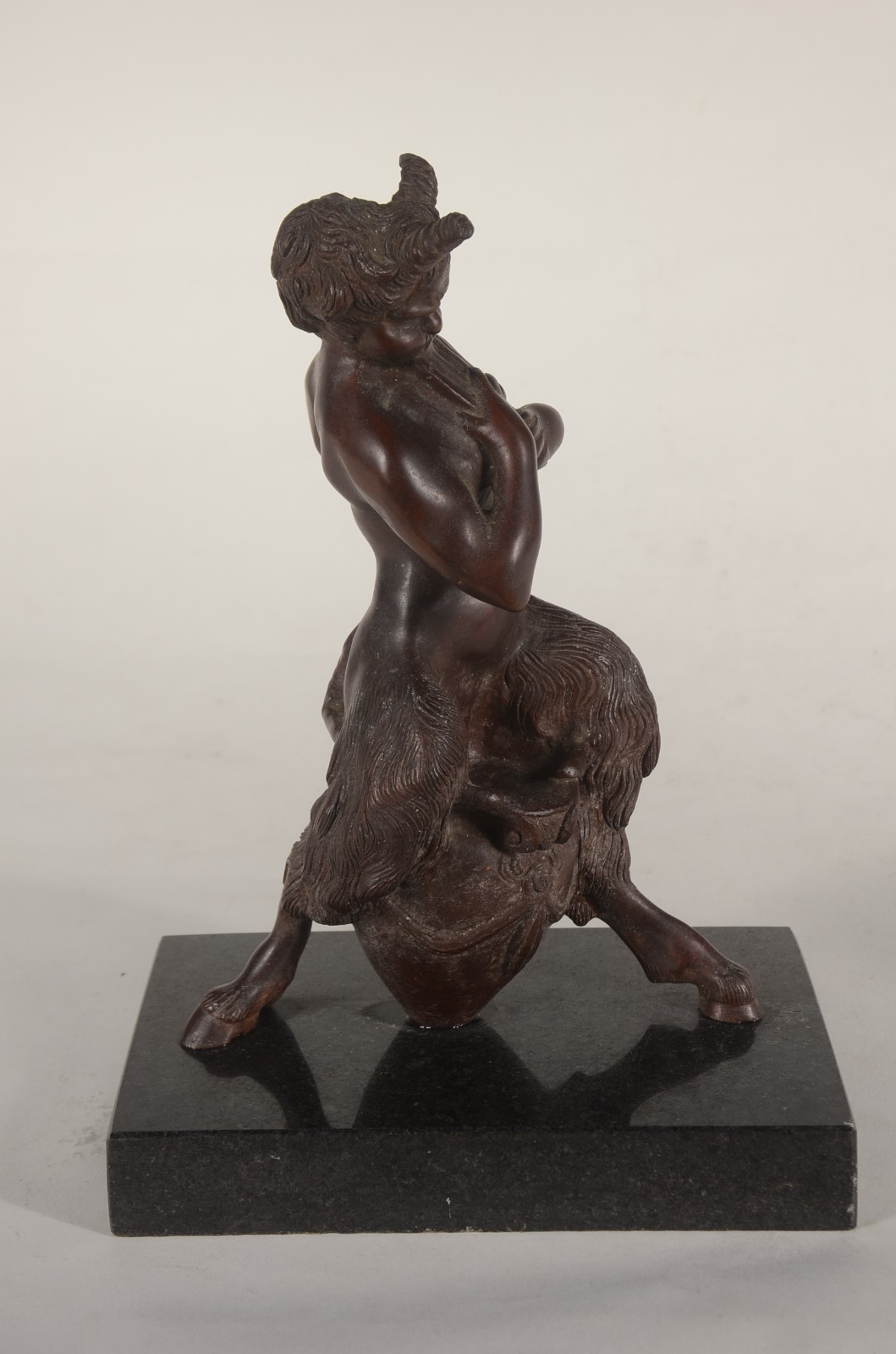Escultura de bronze representando "fauno com flauta". Base de mármore. - foto 4 de 5