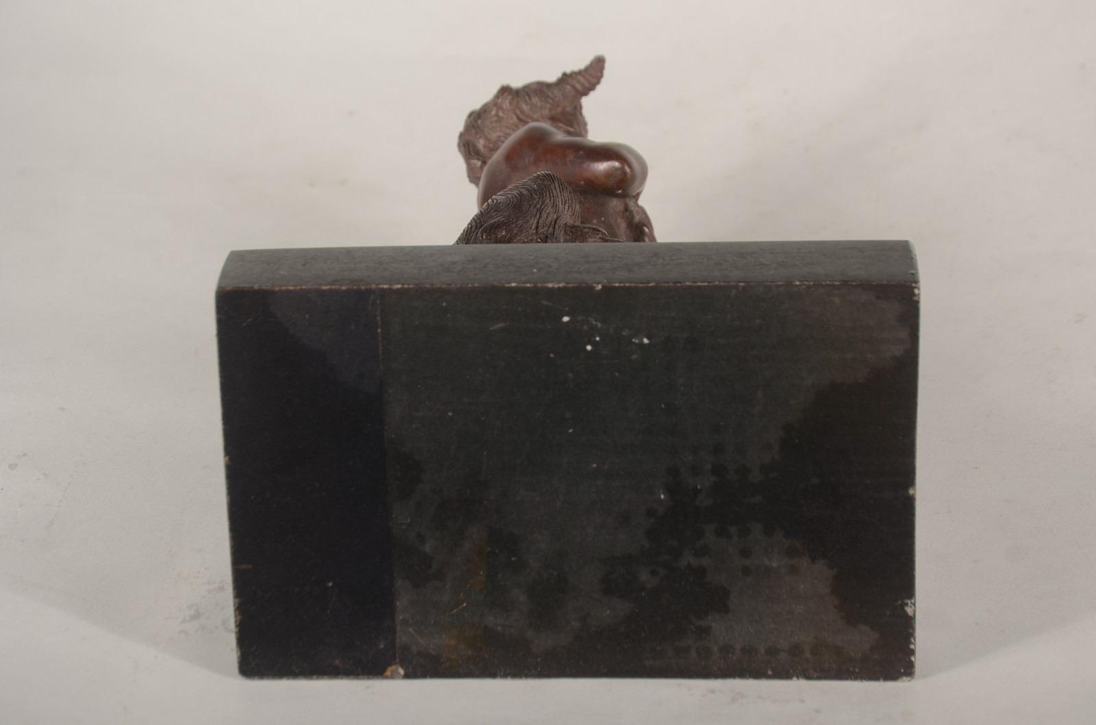 Escultura de bronze representando "fauno com flauta". Base de mármore. - foto 5 de 5