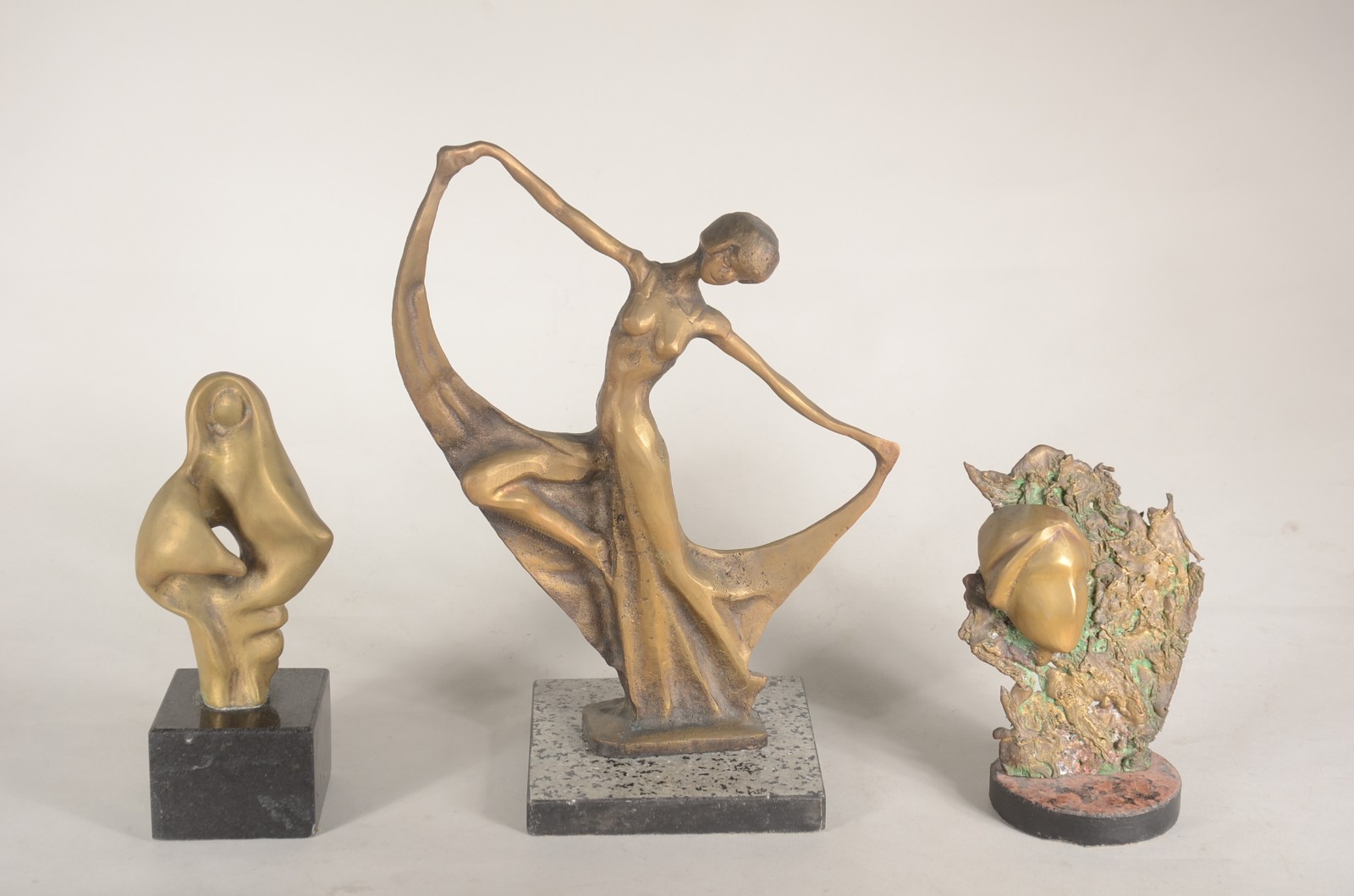 Três esculturas diversas de bronze, duas delas assinadas. - foto 1 de 11