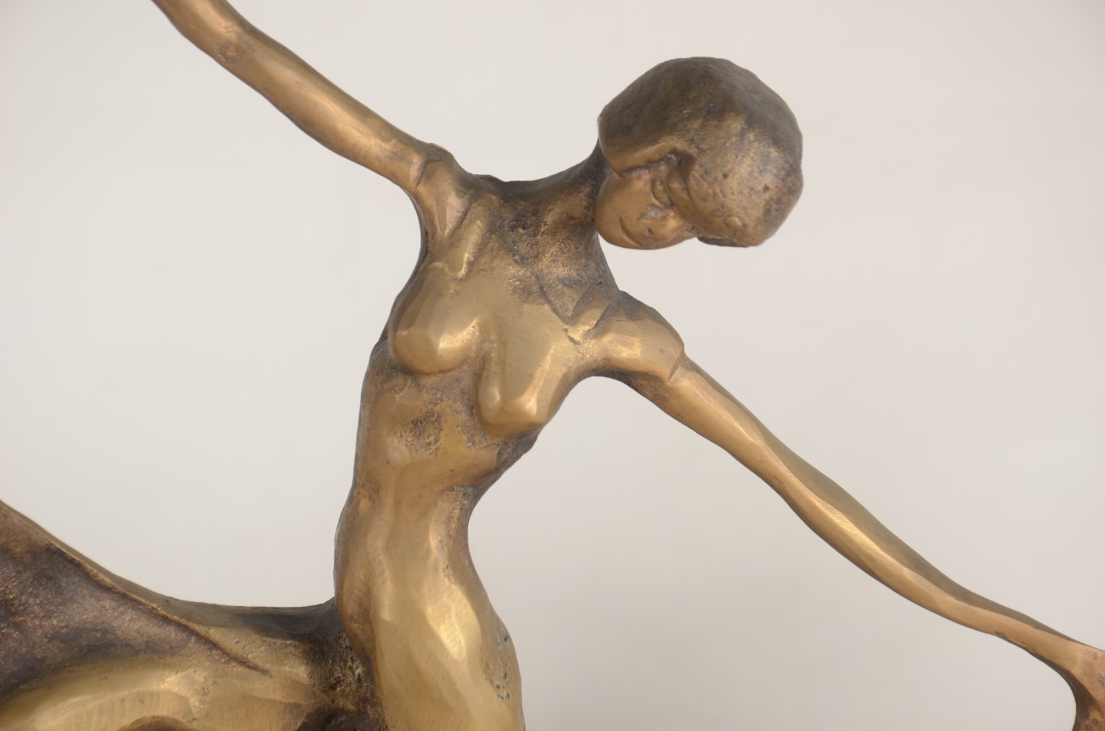 Três esculturas diversas de bronze, duas delas assinadas. - foto 2 de 11