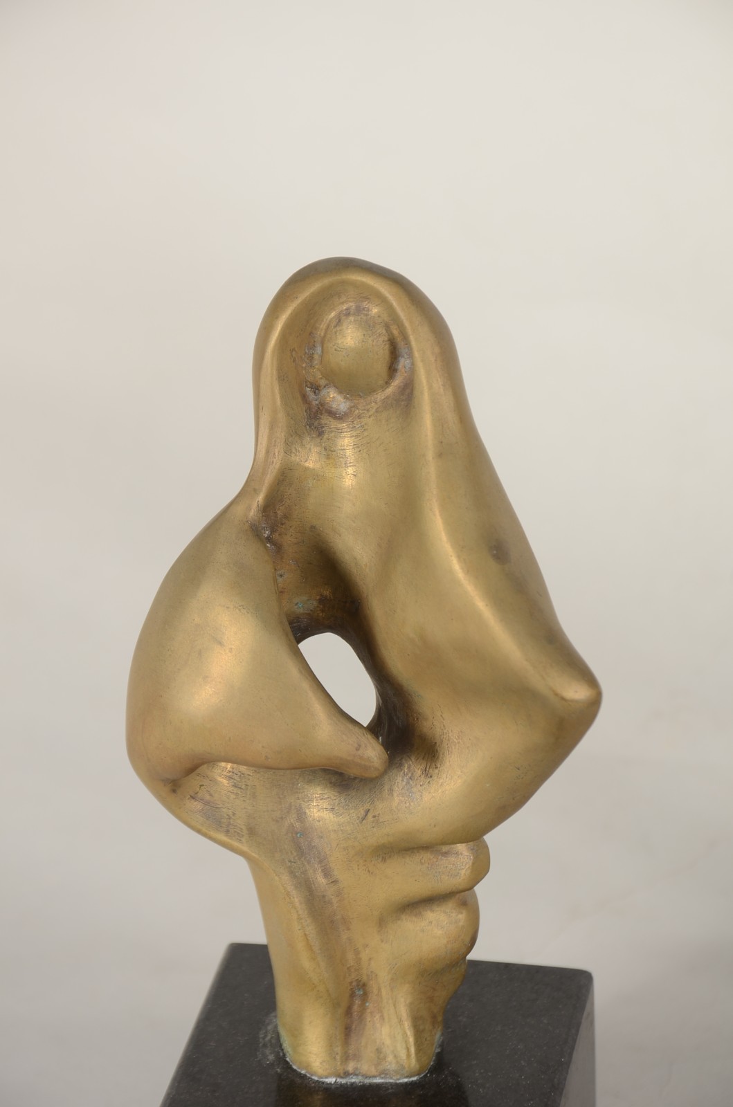 Três esculturas diversas de bronze, duas delas assinadas. - foto 3 de 11