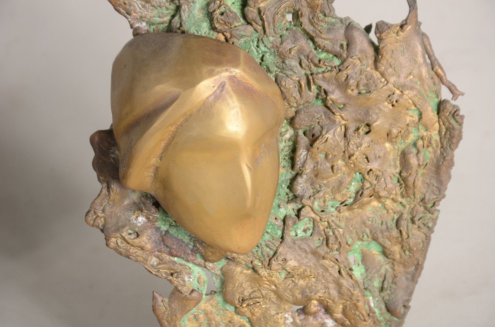 Três esculturas diversas de bronze, duas delas assinadas. - foto 4 de 11