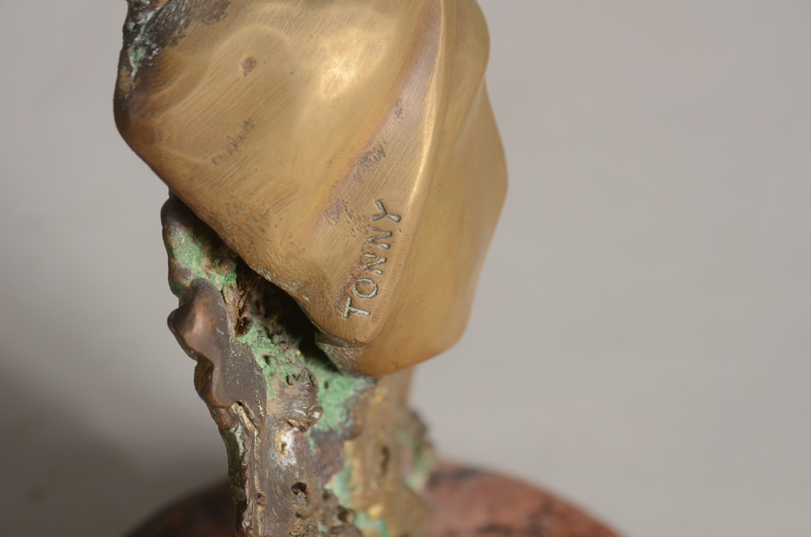 Três esculturas diversas de bronze, duas delas assinadas. - foto 6 de 11