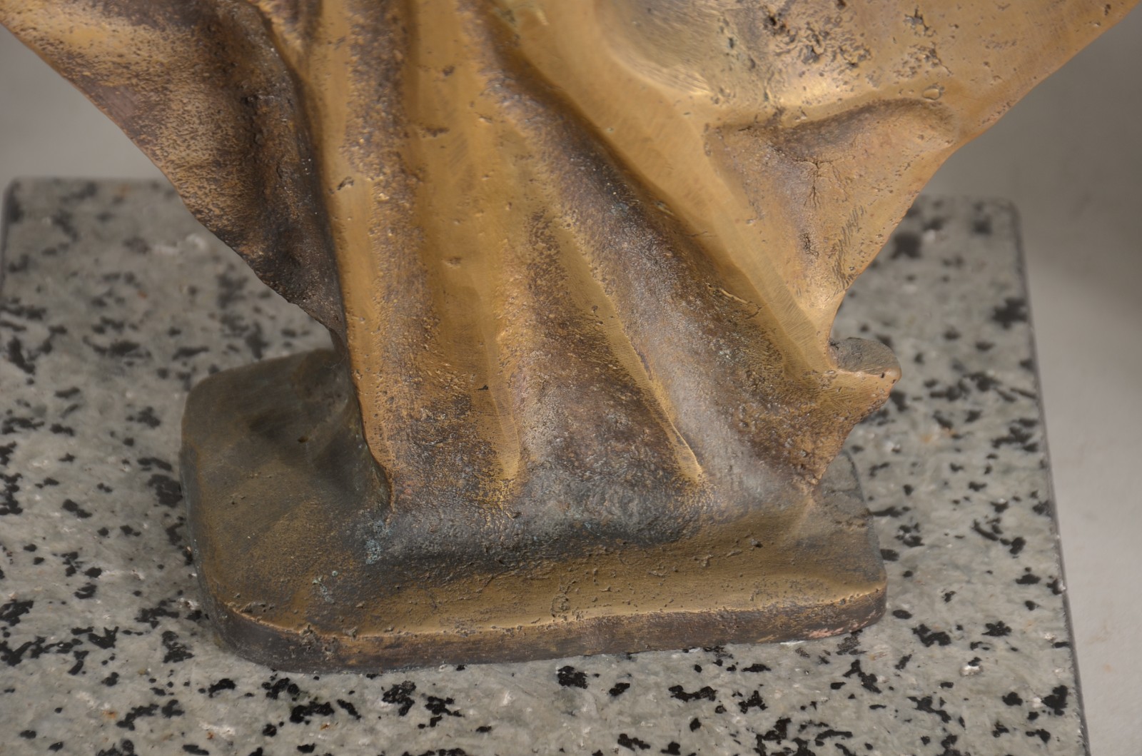 Três esculturas diversas de bronze, duas delas assinadas. - foto 7 de 11