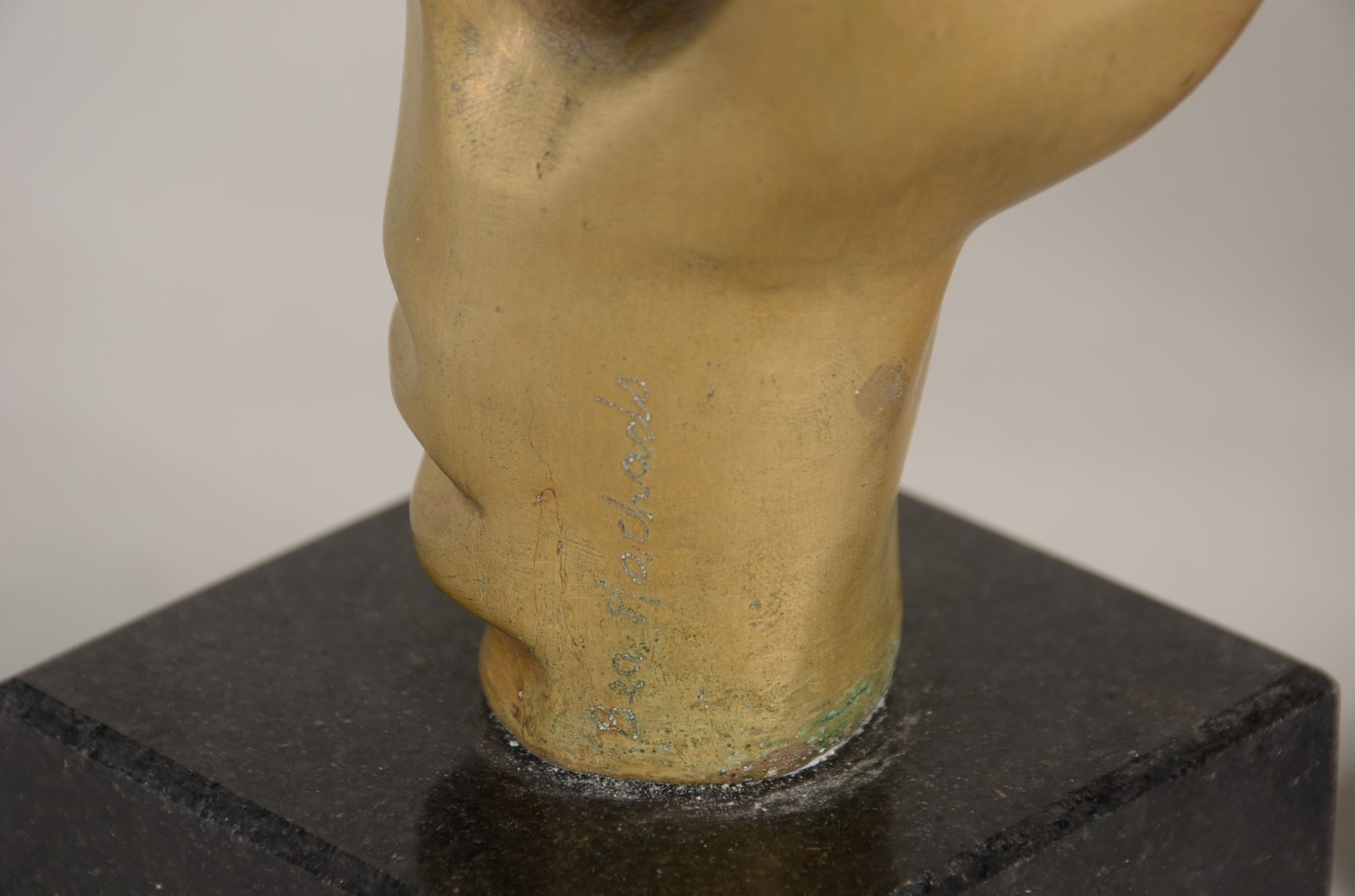 Três esculturas diversas de bronze, duas delas assinadas. - foto 8 de 11