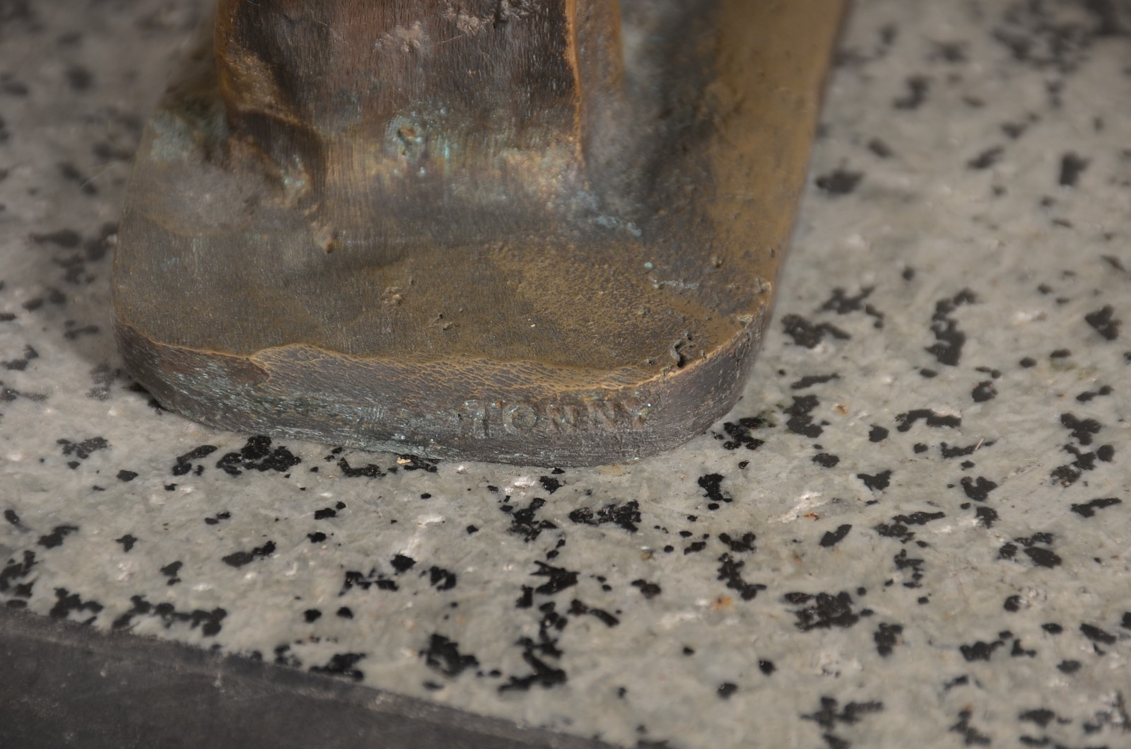 Três esculturas diversas de bronze, duas delas assinadas. - foto 9 de 11