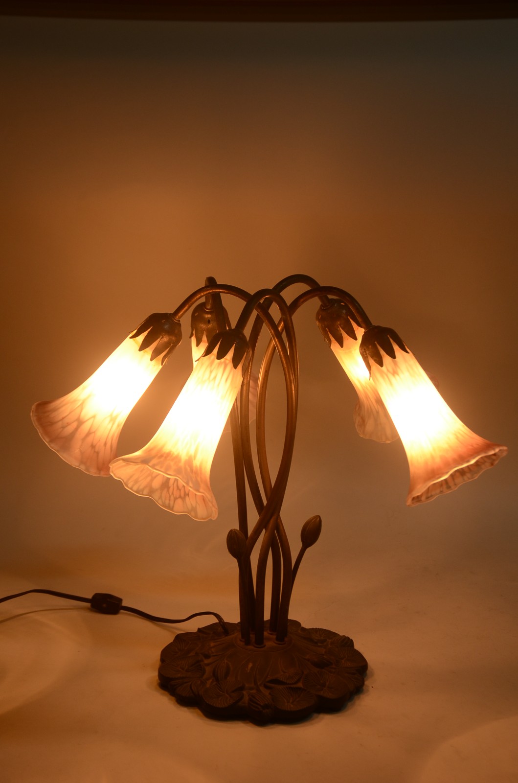 Abatjour de metal para 5 luzes, magas na forma de tulipas leitosas. - foto 2 de 7