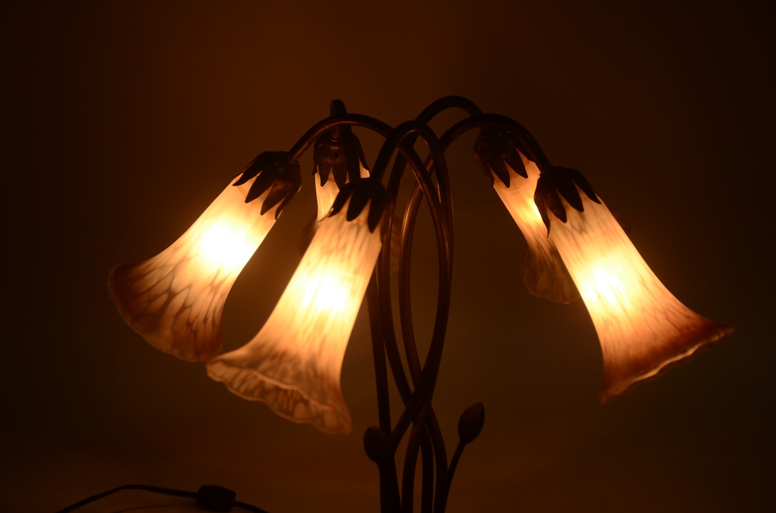 Abatjour de metal para 5 luzes, magas na forma de tulipas leitosas. - foto 7 de 7
