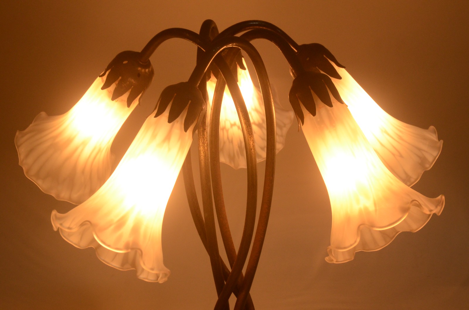 Luminária de metal para 5 luzes com tulipas de vidro. - foto 6 de 6