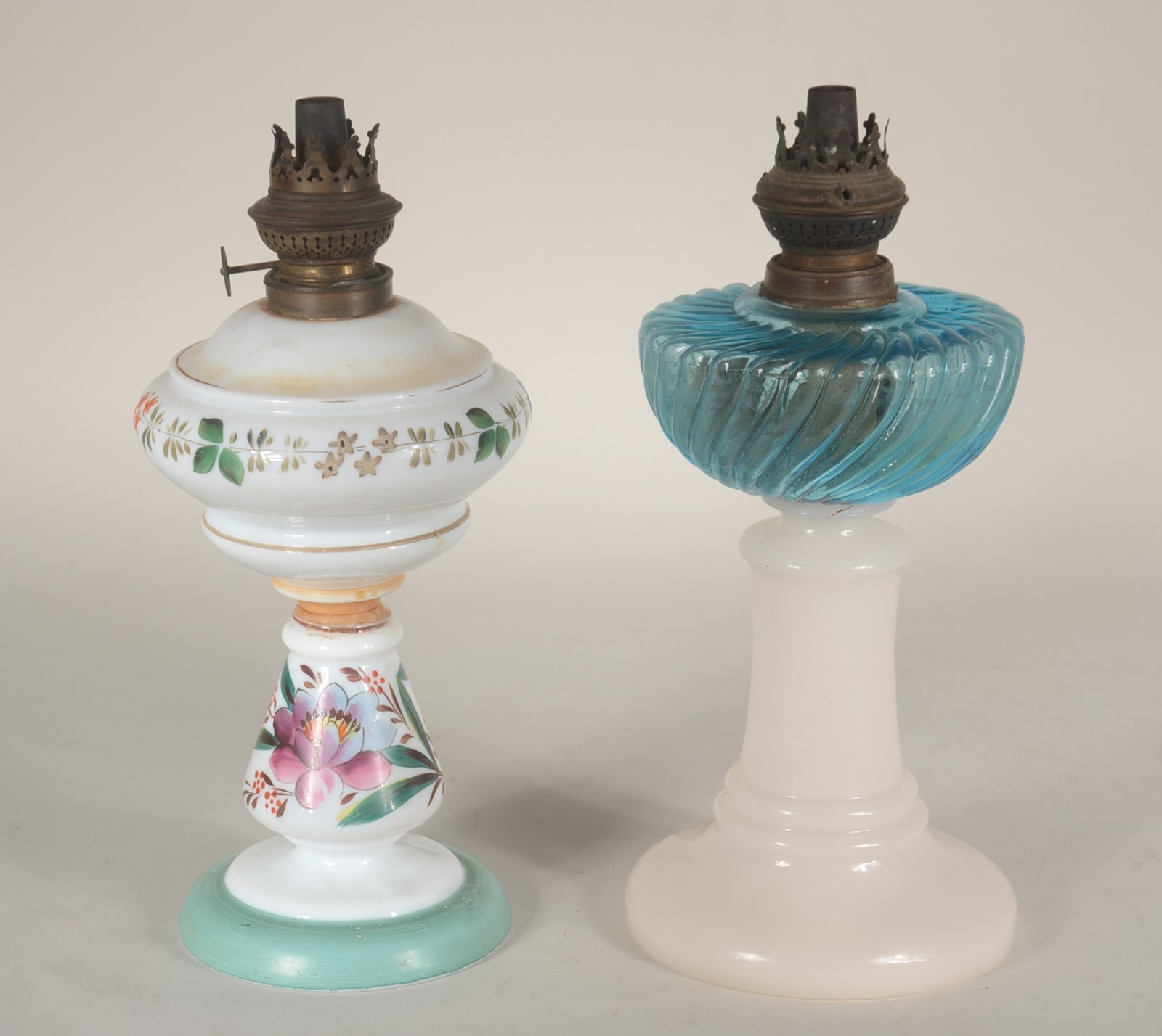 Duas bases para abatjour de vidro opalinado, sendo um com decoração... - foto 1 de 7