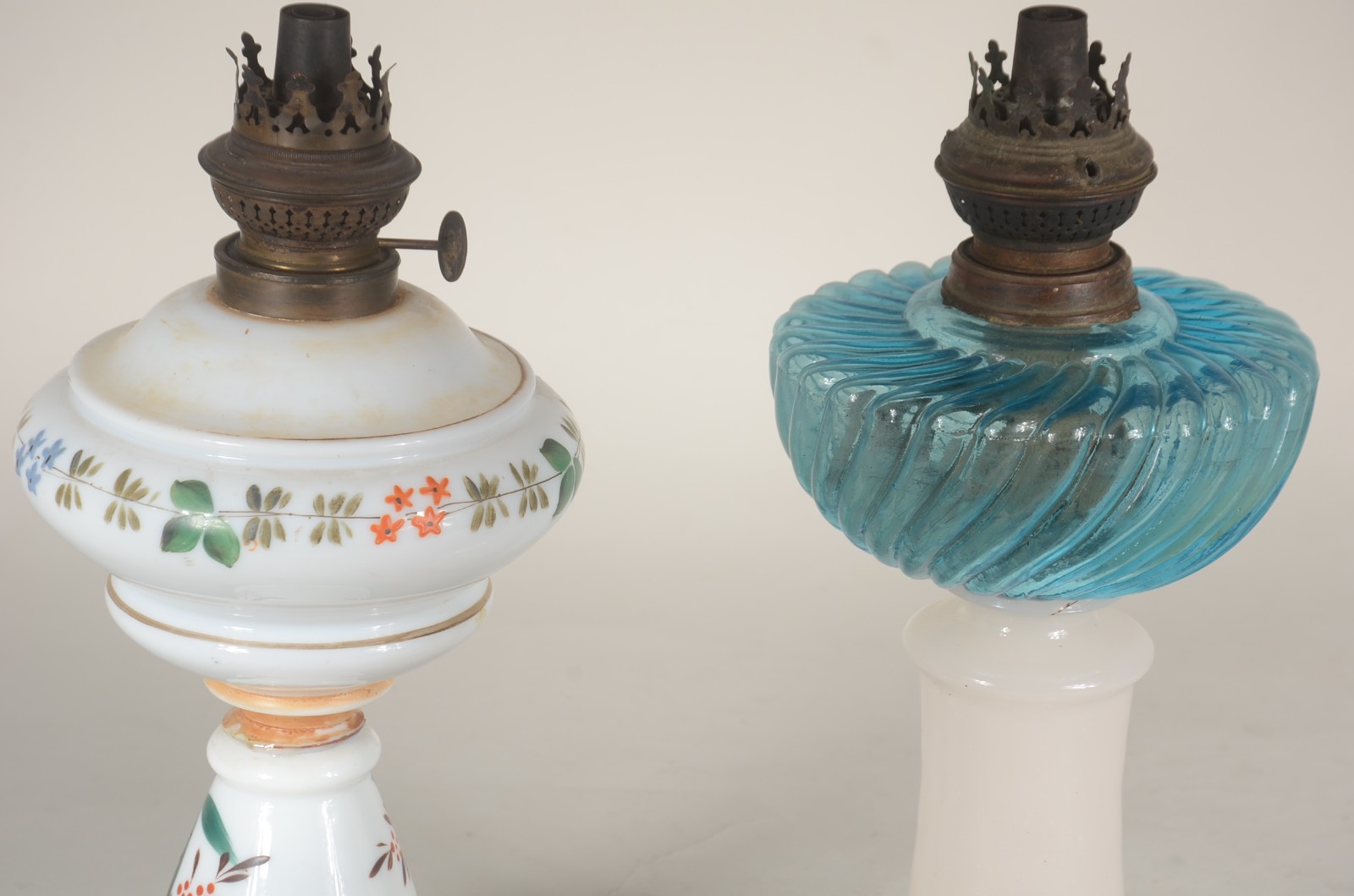 Duas bases para abatjour de vidro opalinado, sendo um com decoração... - foto 5 de 7