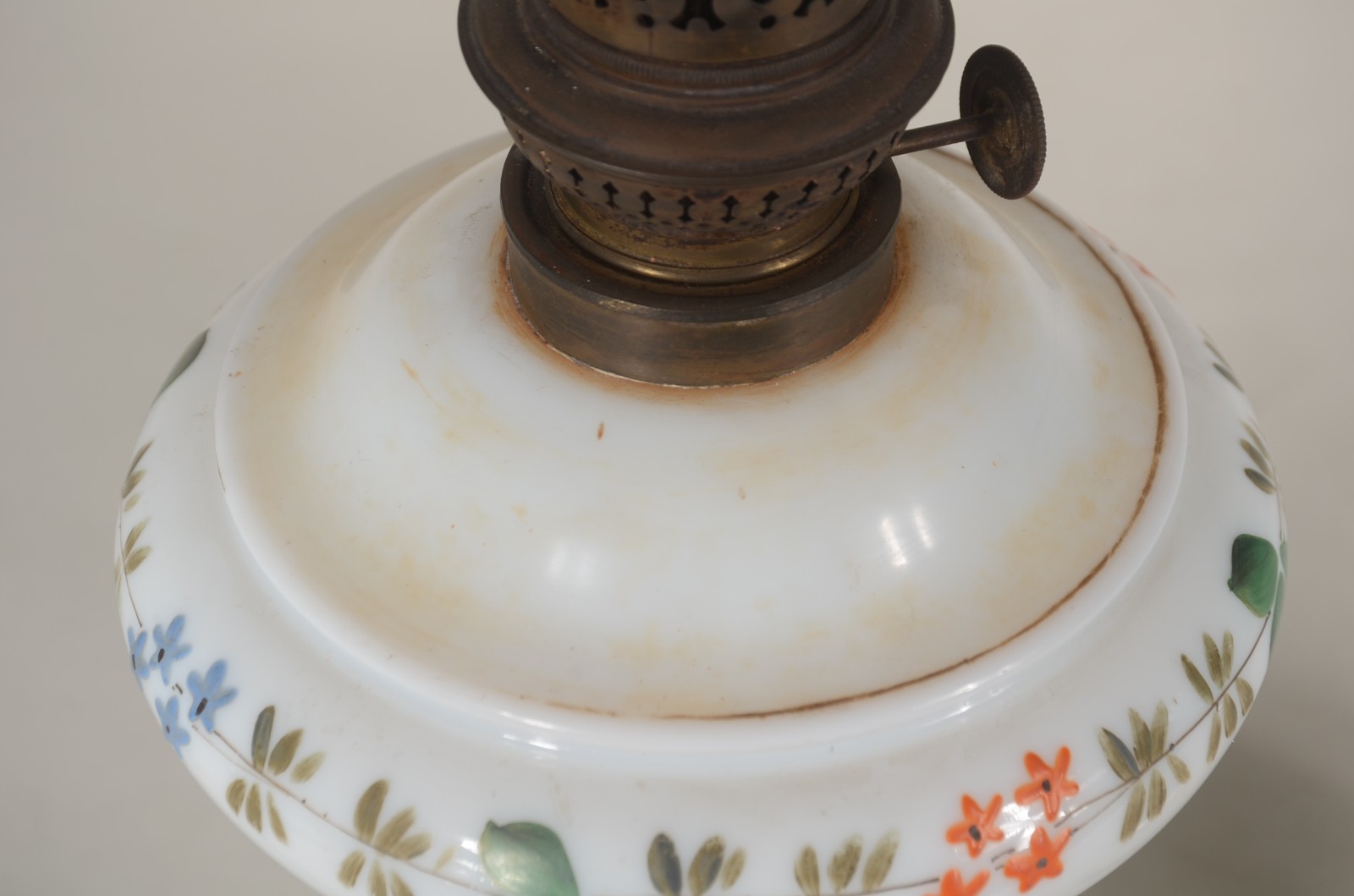 Duas bases para abatjour de vidro opalinado, sendo um com decoração... - foto 6 de 7