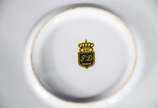 Par de medalhões de porcelana "Dom Pedro" decor... - Par de medalhões de porcelana "Dom Pedro" decorados com cenas românticas em policromia sobre fundo amarelo e guirlandas douradas.