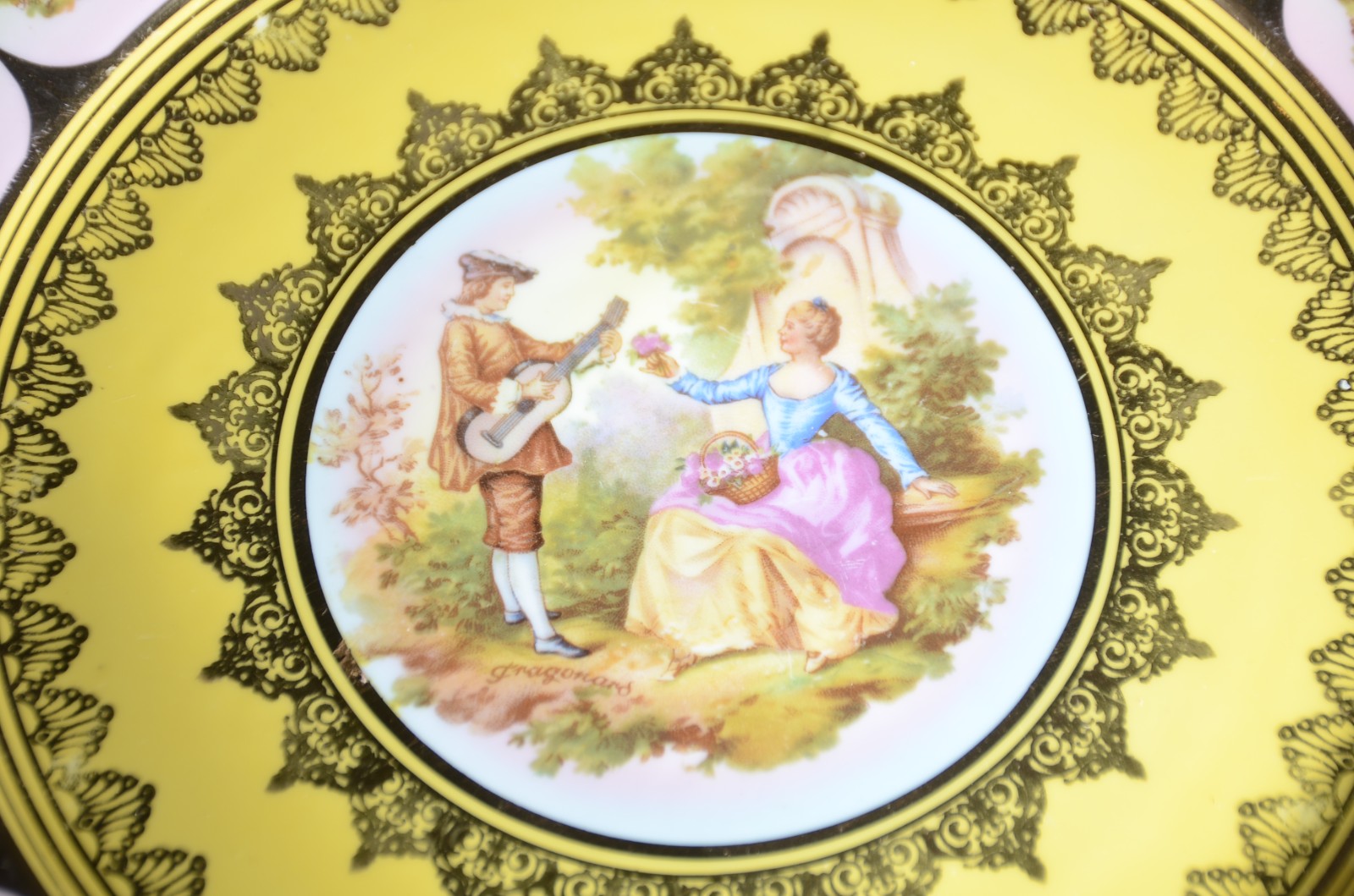 Par de medalhões de porcelana "Dom Pedro" decorados com cenas... - foto 6 de 8