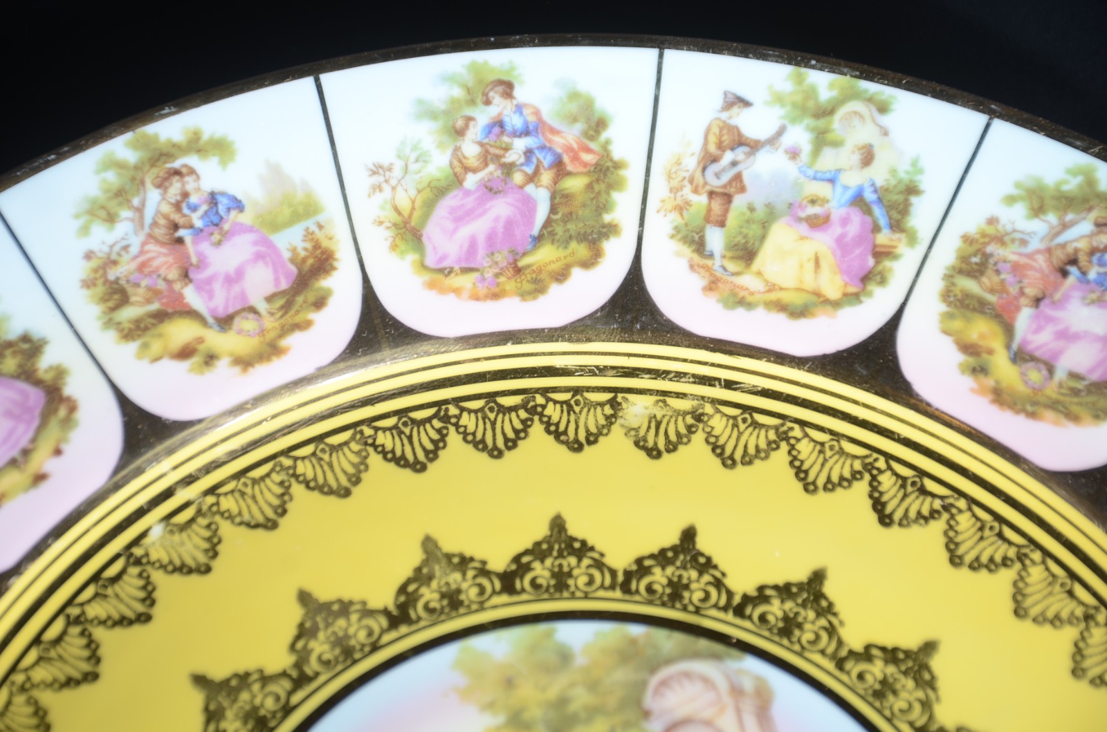 Par de medalhões de porcelana "Dom Pedro" decorados com cenas... - foto 5 de 8