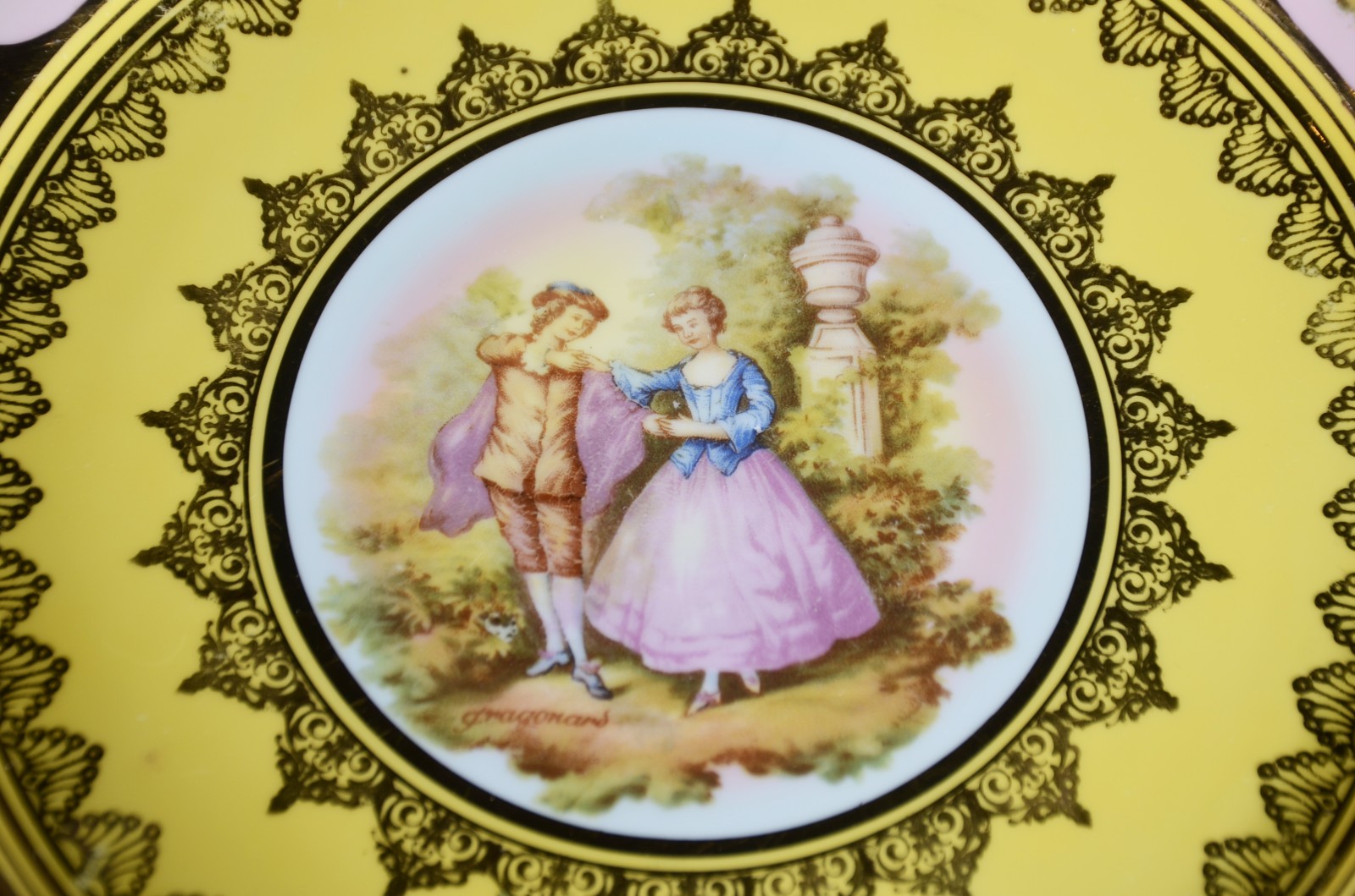 Par de medalhões de porcelana "Dom Pedro" decorados com cenas... - foto 3 de 8