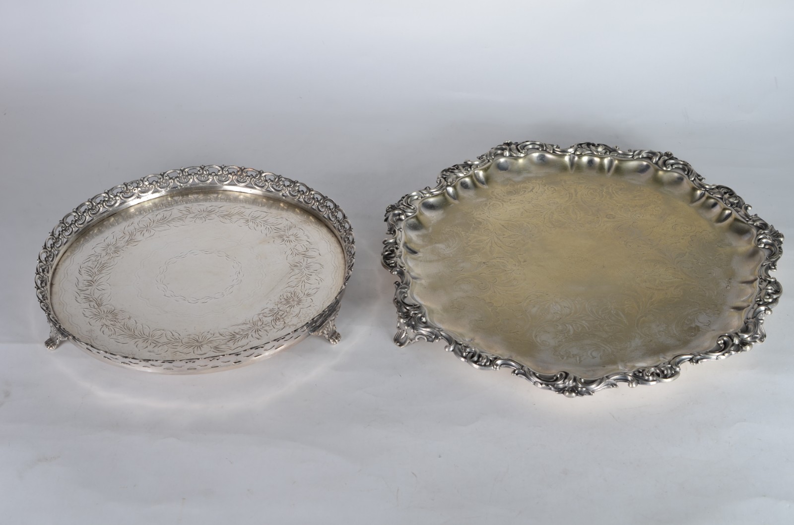 Diversas peças de metal prateado, sendo: cachepot, 2 salvas, 7 porta... - foto 2 de 11