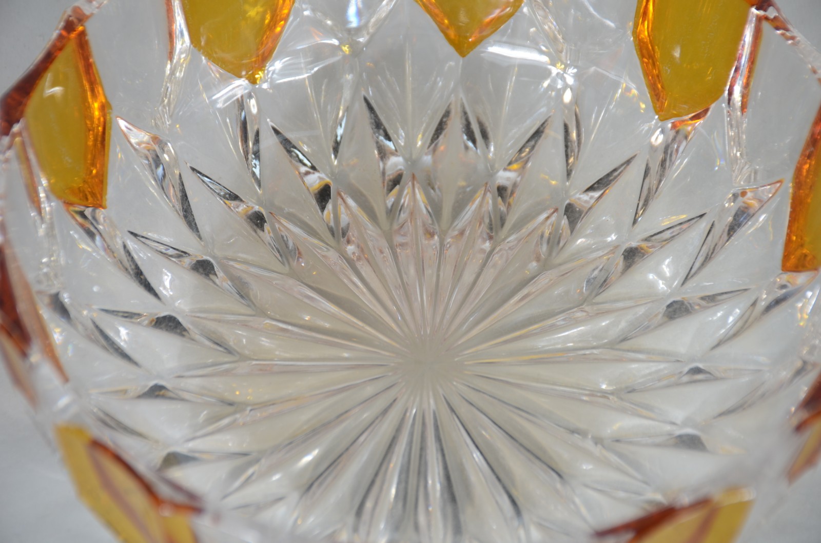 Duas peças, sendo: bowl e prato de cristal doublé na cor âmbar. - foto 7 de 9