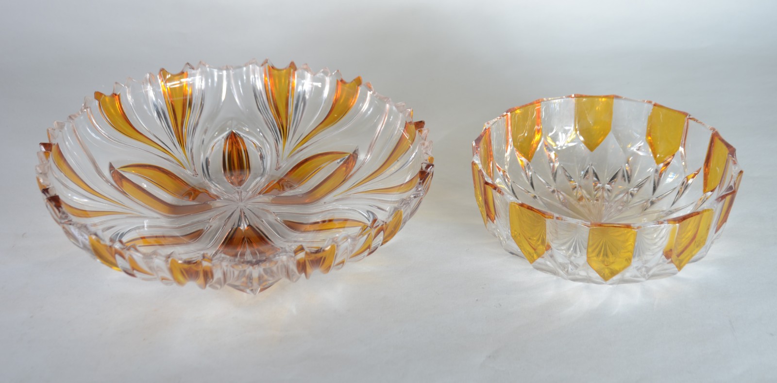 Duas peças, sendo: bowl e prato de cristal doublé na cor âmbar. - foto 1 de 9
