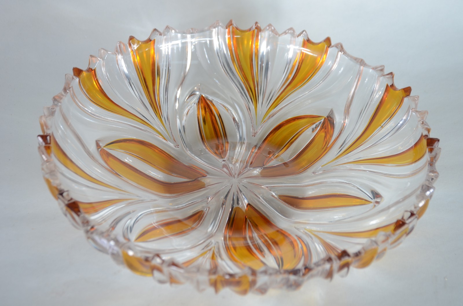 Duas peças, sendo: bowl e prato de cristal doublé na cor âmbar. - foto 3 de 9