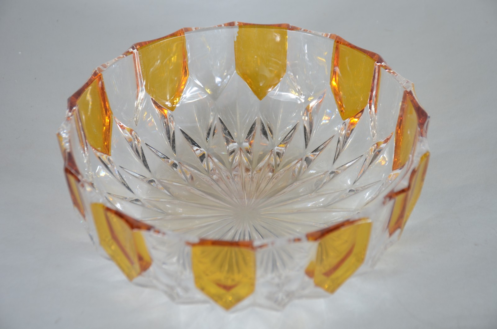 Duas peças, sendo: bowl e prato de cristal doublé na cor âmbar. - foto 4 de 9