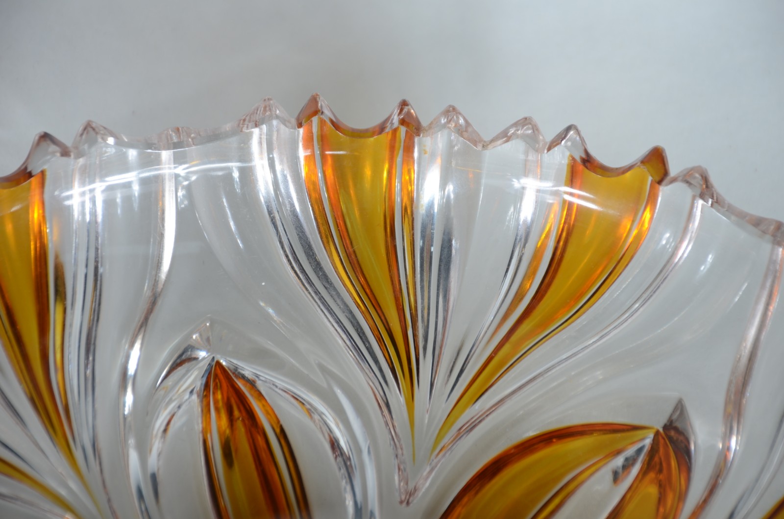 Duas peças, sendo: bowl e prato de cristal doublé na cor âmbar. - foto 6 de 9