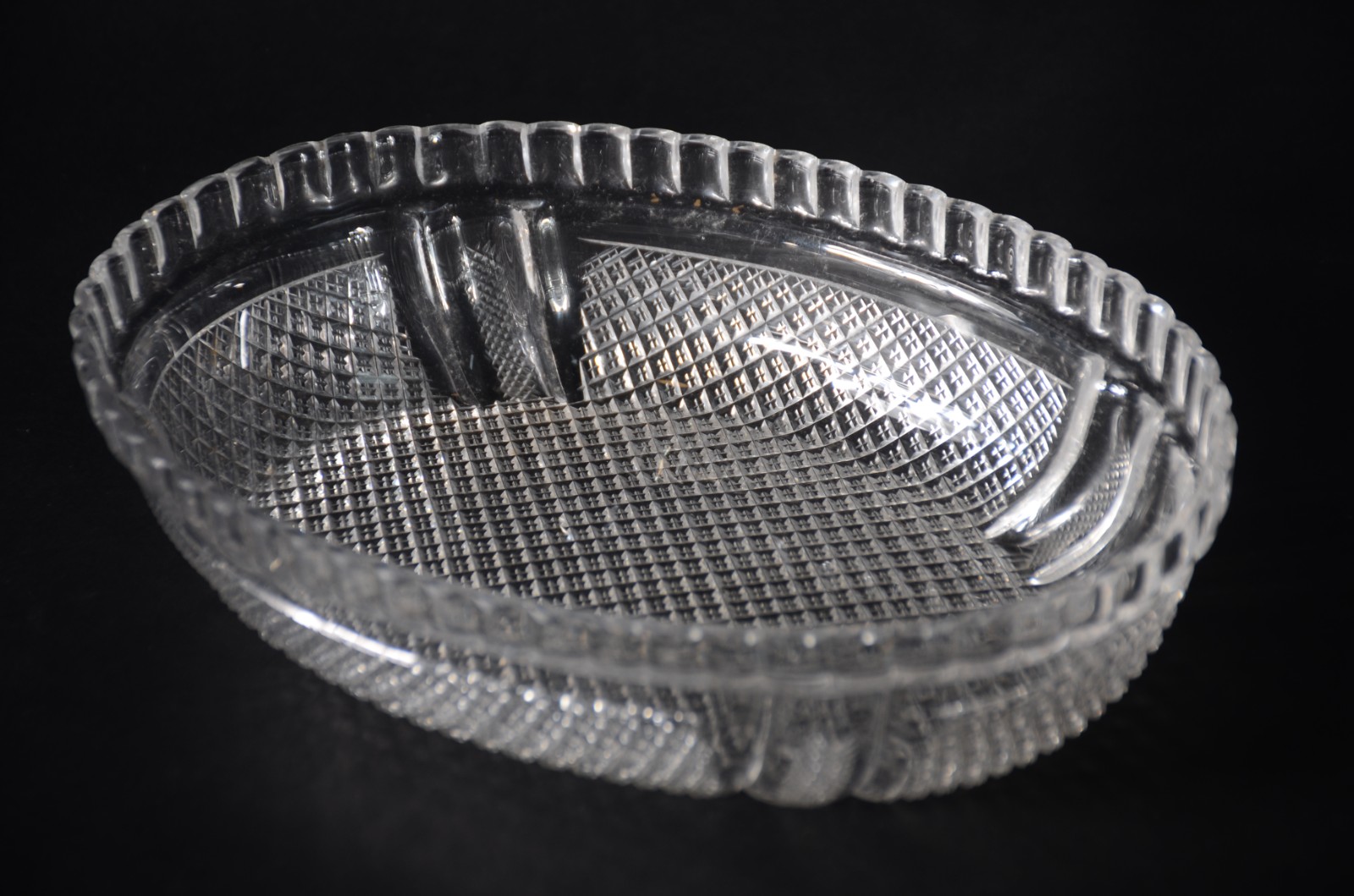 Quatro peças diversas de cristal, sendo: porta petiscos feitio oval e... - foto 3 de 5