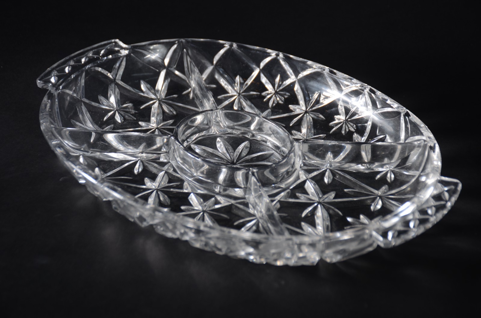 Quatro peças diversas de cristal, sendo: porta petiscos feitio oval e... - foto 2 de 5