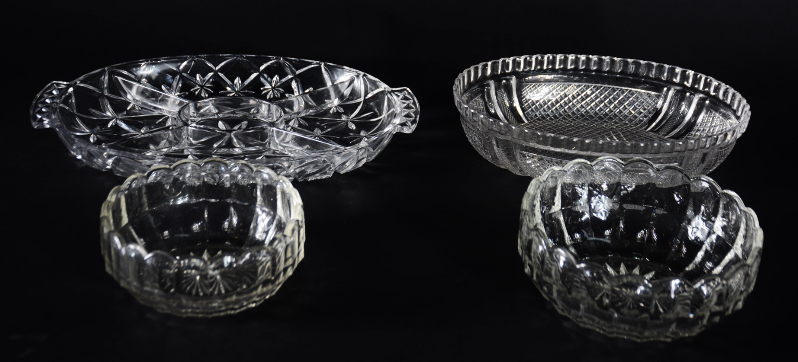 Quatro peças diversas de cristal, sendo: porta petiscos feitio oval e... - foto 1 de 5