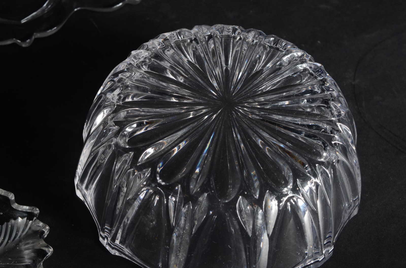 Cinco peças diversas de cristal, sendo fruteira, dois pratos e dois... - foto 11 de 11